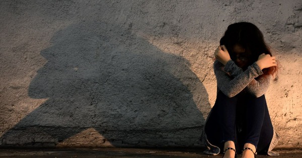 Nữ sinh thu mình, muốn tự sát vì bữa cơm nào bố mẹ cũng chỉ nói 1 chuyện