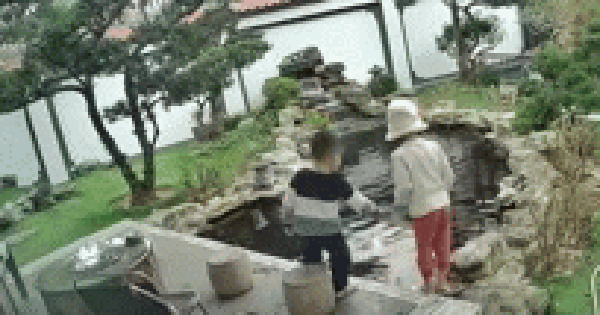 Thót tim khoảnh khắc bé trai rơi xuống bể cá cảnh trong nhà, người mẹ xót xa: "Chỉ chậm vài giây nữa là cũng không cứu được"