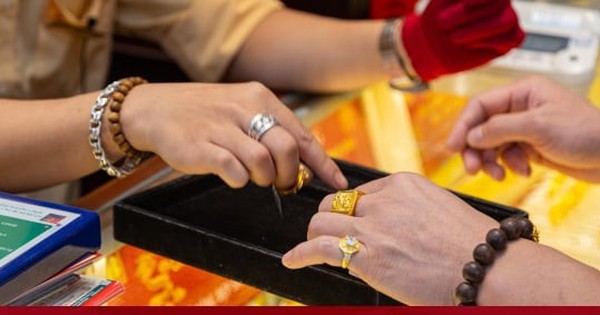 Chuyên gia: Giá vàng nhẫn tăng cao, gần ngang giá vàng miếng là bất thường