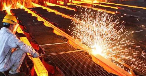 Cổ phiếu thép đồng loạt tăng "bốc đầu", điều gì đang diễn ra?