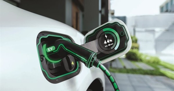 "Nóng" cuộc đua phủ trạm sạc xe điện: Công ty của ông Phạm Nhật Vượng muốn biến siêu thị, quán cafe thành điểm sạc, gã khổng lồ tỷ USD ngành điện rục rịch tham gia