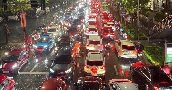 Mưa lớn giờ tan tầm, dân Hà Nội bì bõm tắc lội nước, tắc đường vài km