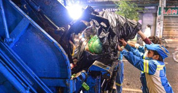 Nhân viên vệ sinh trắng đêm dọn rác ở phố đi bộ Hồ Gươm sau lễ countdown