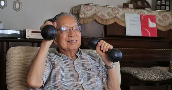 Giáo sư Nhật Bản 92 tuổi vẫn nâng tạ, đạp xe chia sẻ 5 bí quyết trường thọ