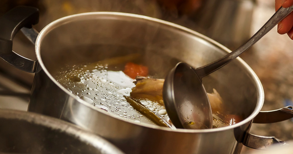 Vì sao các đầu bếp thường bỏ đá lạnh vào nồi nước hầm xương?