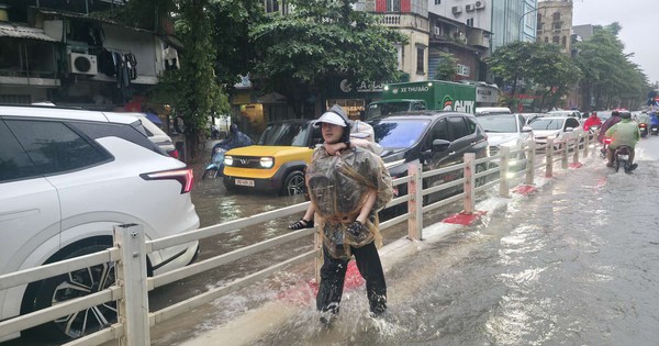 Mưa lớn, nhiều học sinh phải ở lại trường qua đêm: Sở GD&ĐT Hà Nội giải thích lý do phản ứng chậm