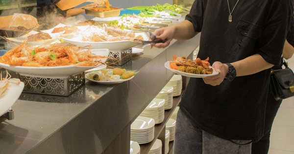 Khách ăn buffet nhưng cứ 15 phút lại thò tay lục túi 1 lần, nhà hàng lập tức trích xuất camera: "Đừng để chúng tôi báo công an”