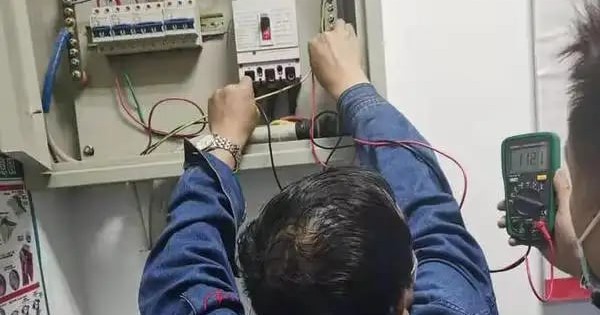 Tắt hết thiết bị điện trong nhà nhưng công tơ vẫn nhảy số, ngốn hơn 3,7 triệu đồng/tháng, người đàn ông gọi thợ đến kiểm tra thì được thông báo: “Có dấu hiệu bị can thiệp”