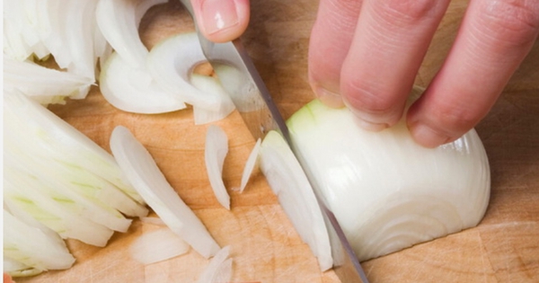 Cắt hành tây không còn cay mắt nhờ biết 5 cách này, nhiều người bất ngờ vì làm bếp bao năm giờ mới biết