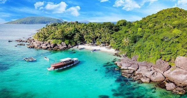 1 nơi ở Việt Nam được tạp chí Mỹ đánh giá đẹp hơn cả Maldives và Bali: Tổng thu du lịch hơn 30.000 tỷ đồng, biển xanh như ngọc khiến khách Tây mê tít