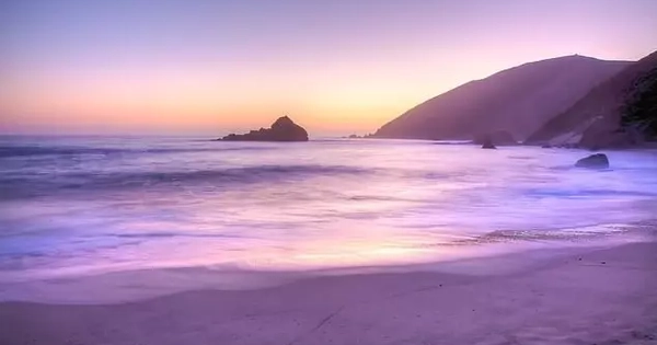 Hiện tượng đặc biệt hiếm gặp: Cát biển màu tím