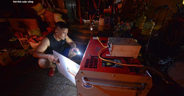 Mất điện sang ngày thứ ba, dân Thái Nguyên chạy máy phát dọn nhà sau lũ