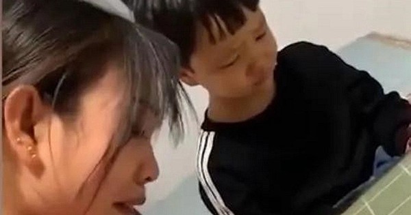 Cậu bé làm phép tính "11-4=7" bị gạch sai, mẹ lên kiện cô giáo thì nhận về cái kết đắng: "Cả lớp này mỗi con chị sai thôi"