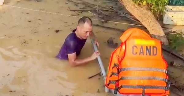 VIDEO: Phó trưởng công an xã bất chấp nguy hiểm lặn xuống dòng nước lũ, phá cửa cứu hai mẹ con