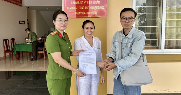 Bất ngờ nhận hàng trăm triệu đồng từ tài khoản "lạ", nhiều người liền báo công an