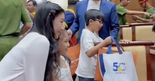 Con gái MC Quyền Linh mặc gì đi từ thiện mà gây bàn tán?