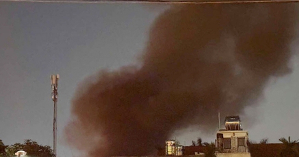 Cháy lớn nhà xưởng ở Hà Nội, máy xúc phá tường để dập lửa