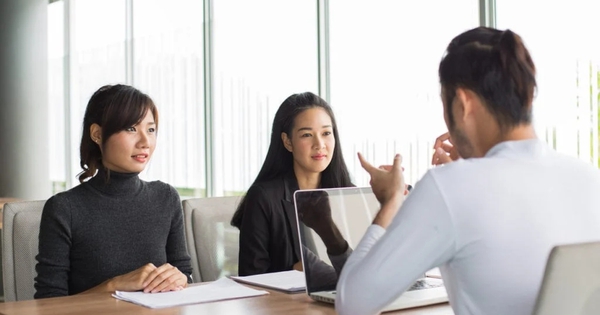 “Ứng viên trước tốt nghiệp ĐH top 1 xuất sắc hơn bạn, hãy cho tôi lý do để từ chối họ và chọn bạn?”, cô gái trả lời xong lập tức được nhận tại chỗ