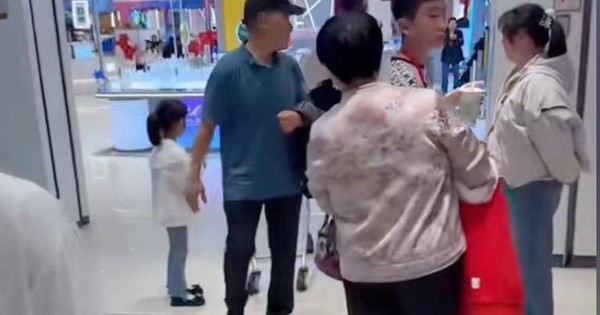 Cảnh tượng trong cửa hàng bán Iphone khiến hàng ngàn cha mẹ rơi lệ!