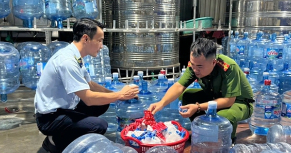 Bơm nước máy vào bình 'phù phép' thành nước Lavie giả bán khắp Hà Nội