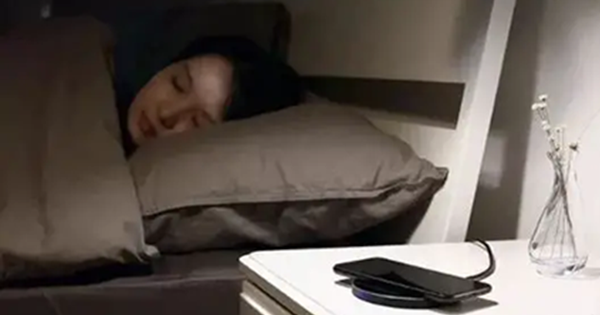 Vì sao không nên đặt điện thoại cạnh giường?