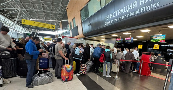 Tình trạng ùn tắc xảy ra khi làm thủ tục xuất, nhập cảnh tại sân bay Cam Ranh