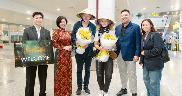 2 thành viên nhóm nhạc đình đám đã hạ cánh tại sân bay Nội Bài, sẵn sàng buổi diễn tại Việt Nam: Thích thú khi được tặng nón lá vẽ tay