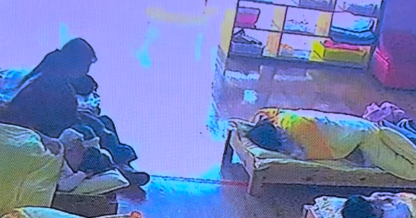 Camera bật giữa trưa, phụ huynh không ngờ thấy cảnh này trong lớp học