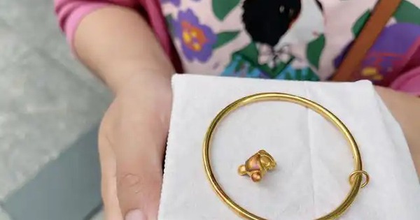 Vàng mới mua chưa đầy 3 tháng đã "gỉ sét", khách hốt hoảng, cửa hàng từ chối hoàn trả