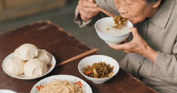 Người già trên 70 tuổi thà ăn bánh hấp nóng hổi còn hơn chạm vào 3 thực phẩm này, đáng tiếc nhiều người ăn sai