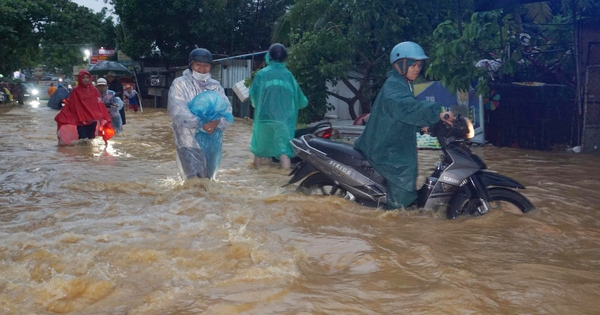 CLIP: Mưa lớn gây ngập nặng, nước cuồn cuộn tràn qua đường Âu Cơ ở Đà Nẵng
