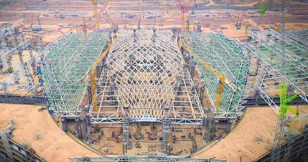 Động đất bất ngờ, vòm thép lớn nhất ASEAN nặng 5.300 tấn rung chuyển, 100 người Việt Nam hò reo vì tạo kỳ tích chưa từng có