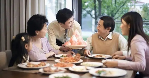 Họp gia đình được hỏi tiền tiết kiệm, tài khoản 3 tỷ nhưng tôi trả lời 300 triệu đồng: Lúc sau nghe 1 cuộc gọi cả đời không thể quên