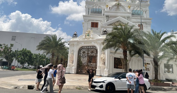 CLIP: Bất chấp nắng gắt, nhiều người chụp ảnh trước dinh thự 500 tỉ đồng của Ngân Collagen