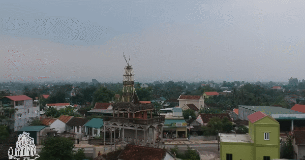 Ngôi nhà 9 tầng ở Nghệ An thách thức mọi quy luật khoa học: Chủ nhân đu dây xây vào ban đêm, “chấp luôn” gió giật cấp 11