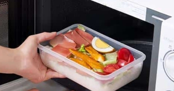 Cách dùng hộp nhựa an toàn trong lò vi sóng
