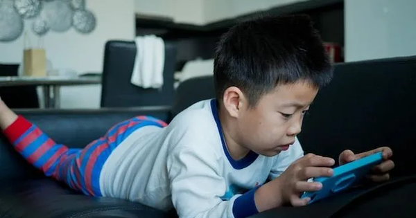 Bé trai 5 tuổi bị cận thị gần 1000 độ, bác sĩ nói thẳng: Chính thói quen này đã huỷ hoại vô số trẻ em!