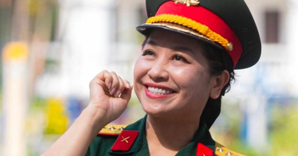 Nữ NSND mang hàm Đại tá, có bằng tiến sĩ, hiện là Giám đốc nhà hát