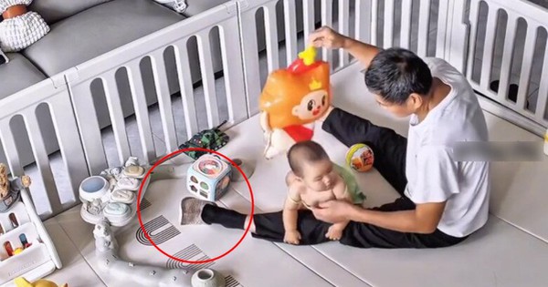 Con dâu ra ngoài nhờ bố chồng ở nhà chăm cháu, 30 phút sau check cam thì thấy cảnh tượng cả đời không quên