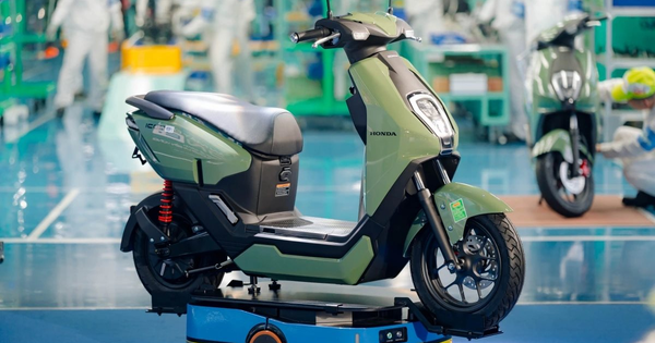 Xe máy điện tiện hơn xe xăng nhờ đổi pin: Có xe lội nước sâu 1 mét vẫn chạy tốt