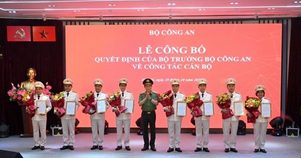 8 lãnh đạo chủ chốt của MobiFone được phong cấp bậc hàm