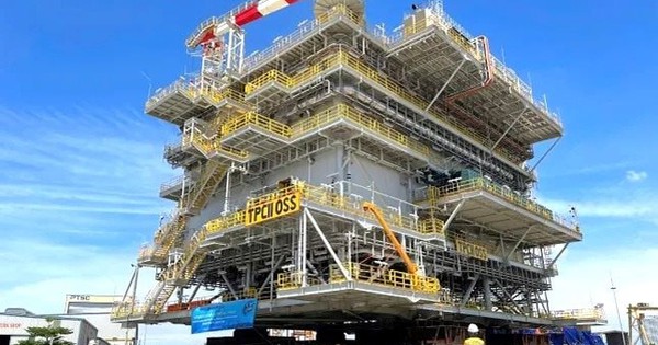 Kỷ lục vận chuyển và hạ thuỷ kiện hàng 4.000 tấn lớn nhất Việt Nam: Doanh nghiệp nào đứng sau?