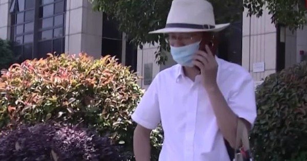 Khách yêu cầu chuyển 184 triệu, ngân hàng chuyển nhầm thành 1,8 tỷ đồng nhưng người nhận không chịu trả lại, còn tuyên bố: "Tôi mới là người phải đòi lại tiền"