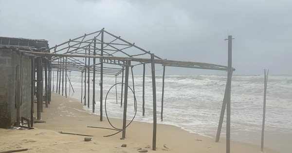 Cảnh rơi nước mắt ở bãi tắm biển nổi tiếng ở Huế sau bão Fengshen