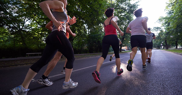 Chạy bộ 30 phút hay đi bộ 60 phút tốt hơn? Câu trả lời có chút bất ngờ