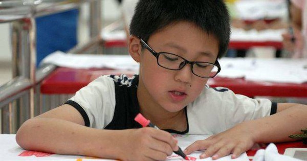 Cậu bé lớp 4 viết văn tả vợ tương lai khiến cả thế giới đàn ông đồng cảm: "Cầu mong vợ hiền, chứ mẹ đã quá dữ rồi!"