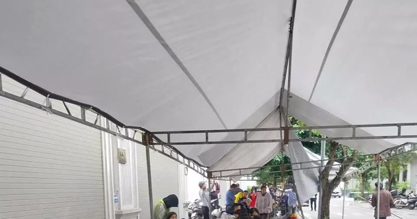 Người dân xếp hàng, tiếp tế lương khô chờ nộp hồ sơ 'săn' nhà ở xã hội