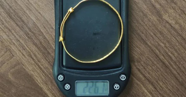 Rửa vòng vàng cho sạch, cân lên "bỗng" nhẹ đi 5,33g: Lộ tẩy chiêu thức tinh vi cướp vàng trắng trợn ngay trước mặt nạn nhân