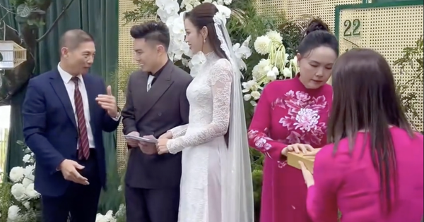 Chủ tịch tập đoàn Sơn Hải trao cho Hoa hậu Đỗ Hà 1 phong bì, bên trên có 4 chữ