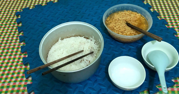 Bức ảnh cơm chan mì tôm của cặp vợ chồng thất nghiệp